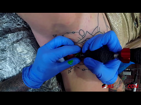 ❤️ Ekstrèmman tatoue hottie Sully Savage te fè yon tatoo sou klitoris li ❤ Sèks super nan nou % ht.dickies-shop.ru% ❌❤
